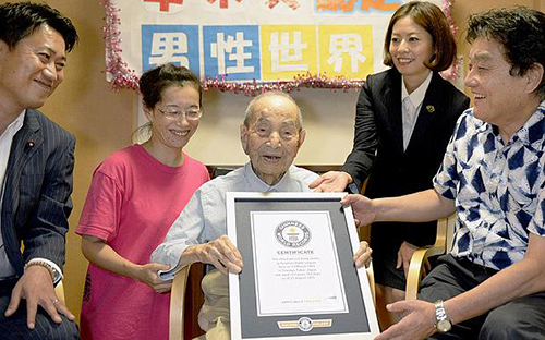 Ông Yasutaro Koide, 112 tuổi, nhận giấy chứng nhận Kỷ lục Guinness Thế giới là người già nhất thế giới