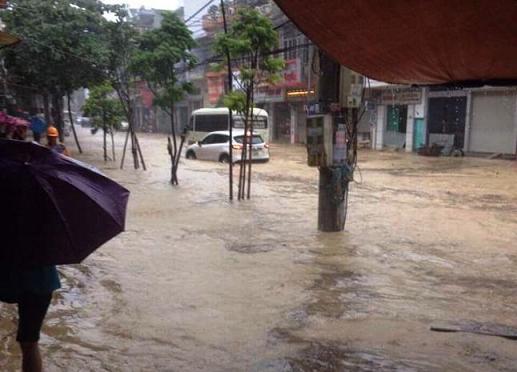 Quảng Ninh ngập nước trong trận mưa lịch sử 