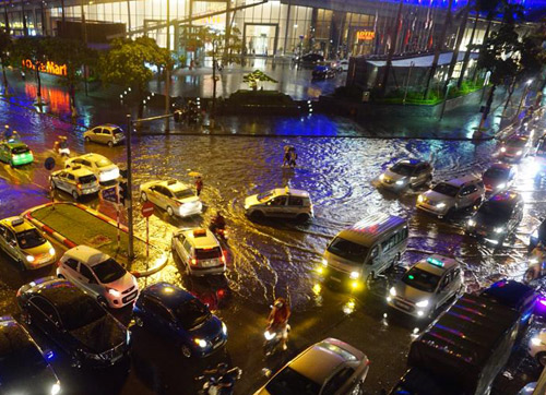 Tối qua nhiều tuyến đường ở thủ đô bị ngập nặng, theo tin tức mới cập nhật trong nước 