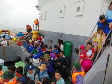 Việc giải cứu du khách mắc kẹt trên đảo Cô Tô sẽ hoàn thành nốt trong ngày hôm nay