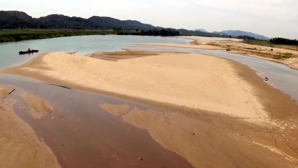 Theo tin tức mới cập nhật, Sông Lam cạn nước vì nắng nóng kéo dài