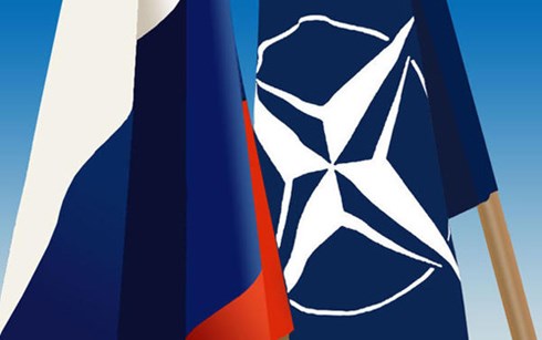 Cờ Nga và cờ khối quân sự NATO