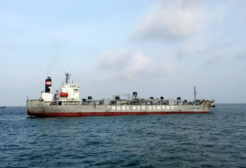 Tin tức mới cập nhật trong nước cho hay, Các tàu cứu hộ chuyên dụng đang tiếp cận và lai dắt tàu EMINENCE về cảng Vũng Tàu