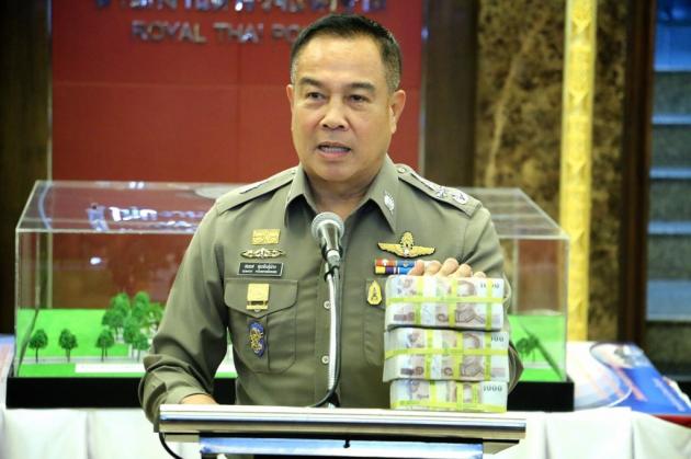 Cảnh sát trưởng Thái Lan Somyot Poompanmouang và số tiền được dùng để trao thưởng, theo tin tức mới cập nhật quốc tế 
