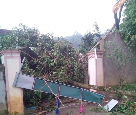 Trận lốc xoáy khiến nhiều nhà dân ở xã Bình Chuẩn bị tốc mái nghiêm trọng 