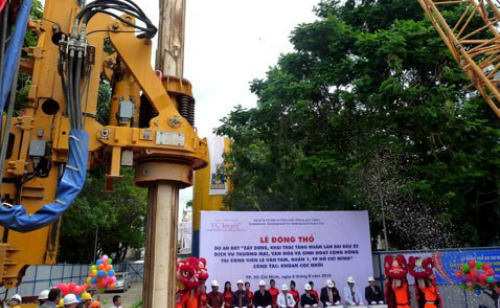 Dự án bãi đậu xe ngầm tại công viên Lê Văn Tám khởi công từ tháng 8/2010 nhưng chưa biết khi nào mới hoàn thành do vướng mắc các thủ tục
