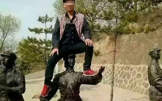 Một du khách Trung Quốc bị ném đá vì có hành động phản cảm 