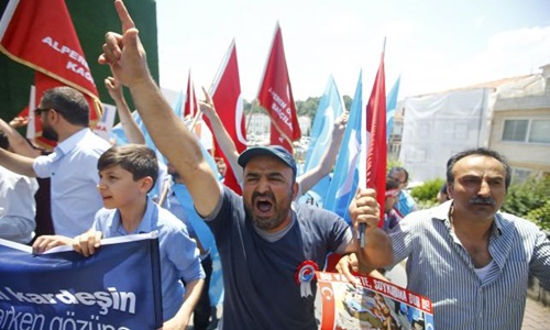 Một số người hôm qua biểu tình bên ngoài lãnh sự quán Trung Quốc ở Thổ Nhĩ Kỳ