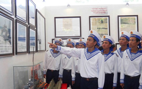 Các chiến sĩ trẻ Hải quân Việt Nam xem triển lãm