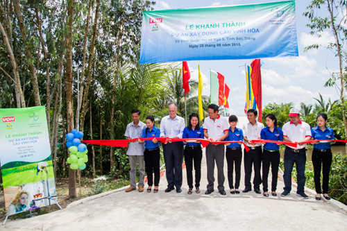 Đại diện Bayer Việt Nam cùng UBND xã Vĩnh Quới cắt băng khánh thành cầu mới Vĩnh Hòa, theo tin tức mới cập nhật trong nước 