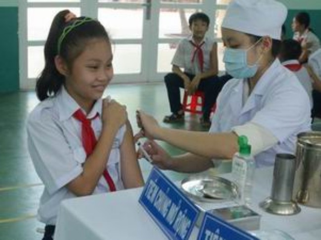 Tin tức mới cập nhật trong nước cho biết, Chính phủ đã đồng ý với đề nghị của Bộ Y tế về việc triển khai chiến dịch tiêm vaccine viêm não Nhật Bản cho trẻ từ 6 - 14 tuổi