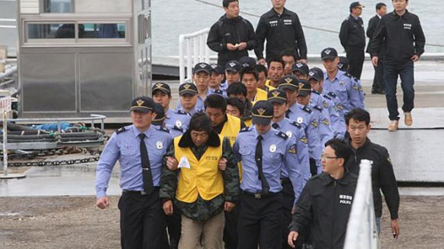 Tuần duyên Hàn Quốc áp giải các ngư dân Trung Quốc đánh bắt trái phép 