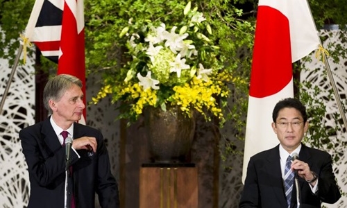 Ngoại trưởng Nhật Bản Fumio Kishida (phải) và người đồng cấp Anh Philip Hammond