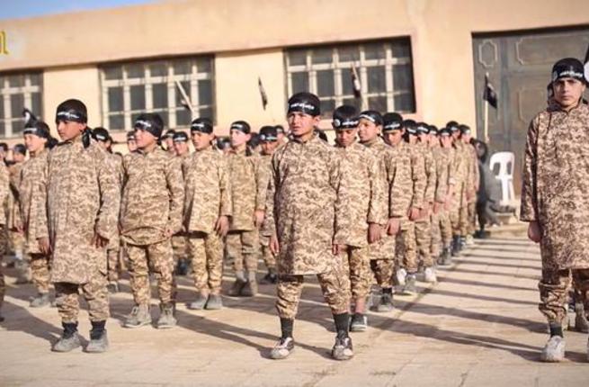 Tin tức mới cập nhật quốc tế cho hay hàng trăm trẻ em bị phiến quân IS bắt cóc để huấn luận thành chiến binh tại Iraq