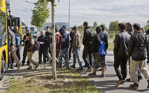 Hungary phát hiện 2 kẻ khủng bố đã vào Tây Âu Lực lượng chức năng Hungary ngày 8/9 phát hiện 2 kẻ khủng bố người Arab trà trộn dòng người tị nạn vào các nước Tây Âu.  Lực lượng này  phát hiện hai kẻ tình nghi trên thông qua thông tin trên tài khoản mạng xã hội Facebook của chúng. Tuy nhiên không có thông tin chi tiết hai kẻ khủng bố này là ai và chúng đã lọt vào nước nào tại Châu Âu. Người tị nạn lên xe buýt từ Hungary sang Berlin, Đức. (ảnh: The Guardian)  Kênh truyền hình M1 đã đăng ảnh của hai kẻ tình nghi khủng bố được tải trên mạng Facebook của chúng. Trong bức hình đầu tiên, cả hai đứng chụp hình cùng với vũ khí trong tay tại một địa điểm không xác định tại Syria hoặc Iraq. Trong bức hình thứ hai, chúng nói “Xin chào” và mỉm cười cùng với dòng người đang đổ xô tới Châu Âu.  Hungary đang là điểm nóng của cuộc khủng hoảng người tị nạn tại Châu Âu khi nước này đang trở thành nước trung chuyển lựa chọn hàng đầu của người di cư từ Bắc Phi và Trung Đông muốn tới các nước giàu có tại Châu Âu.  Theo Bộ Nội vụ nước này, kể từ đầu năm tới nay đã có 165.000 người tị nạn đặt chân đến Hungary, cao gấp bốn lần so với con số của cả năm ngoái cộng lại.  Ngày 8/9, Ủy Ban Châu Âu EC đã thông qua nghị quyết cung cấp gói trợ giúp khẩn cấp trị giá 4 triệu Euro cho Hungary để giúp nước này giải quyết cuộc khủng hoảng người tị nạn hiện nay.  Số tiền trên sẽ được sử dụng để xử lý thông tin liên quan tới người tị nạn, thành lập các trung tâm tiếp nhận mới và cải thiện các trung tâm hiện có, hỗ trợ vận chuyển, và tăng cường năng lực nhân viên xử lý khủng hoảng.