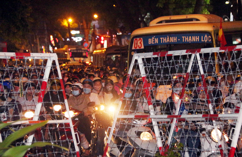 Tin tức mới cập nhật hôm nay cho biết giao thông Sài Gòn rối loạn vì lệnh cấm đường