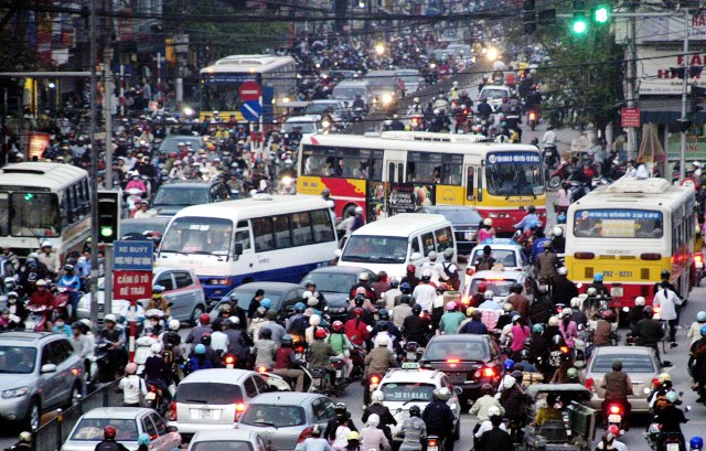 Tin tức mới cập nhật hôm nay cho biết ùn tắc giao thông tái diễn tại Hà Nội và TP HCM