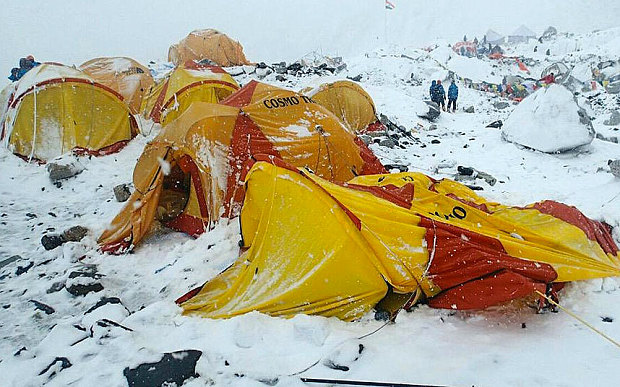 Tin tức mới cập nhật hôm nay cho biết đã tìm thấy 18 thi thể trên đỉnh Everest sau trận động đất tại Nepal 