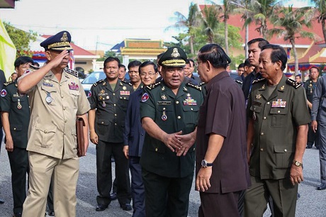 Thủ tướng Hun Sen bắt tay lãnh đạo lực lượng cảnh vệ Thủ tướng Hing Bun Heang (giữa) trong cuộc họp hôm 23/7