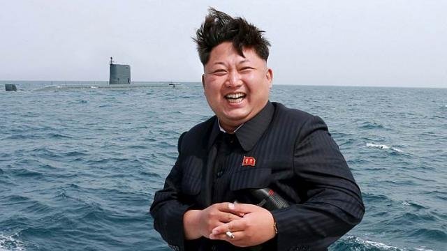 Lãnh đạo CHDCND Triều Tiên Kim Jong Un bên tàu ngầm tên lửa đạn đạo