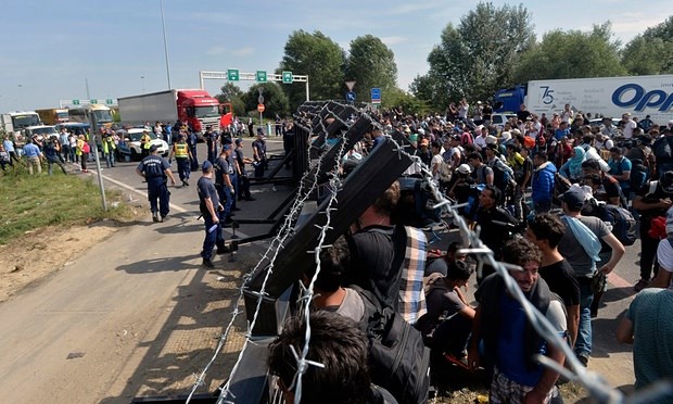 Người di cư ở biên giới Hungary