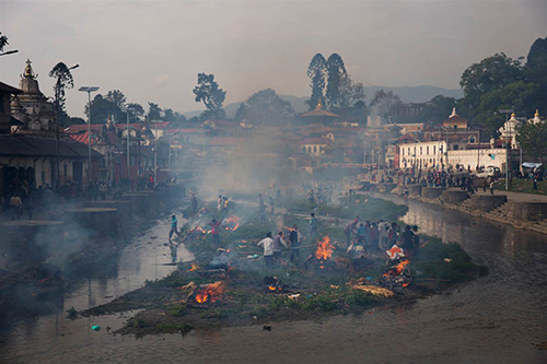 Nepal làm lễ hỏa thiêu hàng trăm nạn nhân động đất