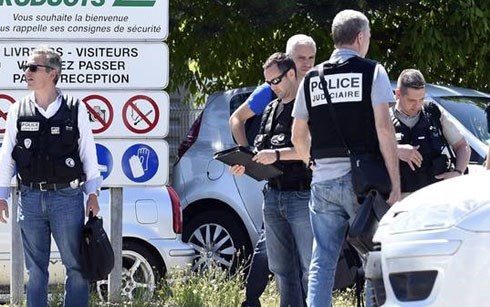 Cảnh sát Pháp phong tỏa lối vào Công ty thiết bị hàng không ở Saint-Quentin-Fallavier, gần Lyon