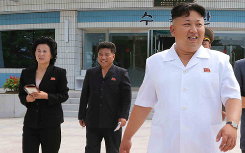 Kim Yo-jong (trái) cùng Kim Jong-un đến vườn ươm cây của quân đội