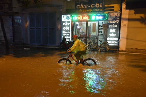 Tin tức mới cập nhật hôm nay cho biết Hà Nội ngập nặng sau mưa lớn