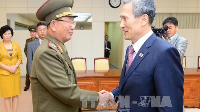 Cố vấn an ninh quốc gia Hàn Quốc Kim Kwan-jin (phải) và Chủ nhiệm Tổng cục Chính trị Quân đội Triều Tiên Hwang Pyong-so sau khi kết thúc đàm phán hôm 25/8
