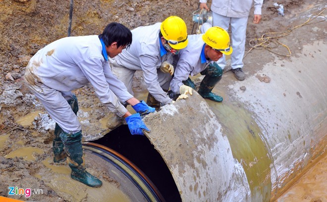 Đường ống nước sạch Sông Đà tiếp tục vỡ