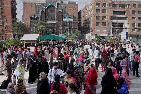 Người dân đổ ra đường phố ở Lahore, Pakistan khi động đất gây rung chấn 