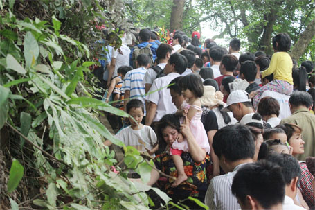 Theo tin tức mới cập nhật, số lượng người quá đông tại lễ hội đền Hùng dẫn đến cảnh chen lấn nghẹt thở