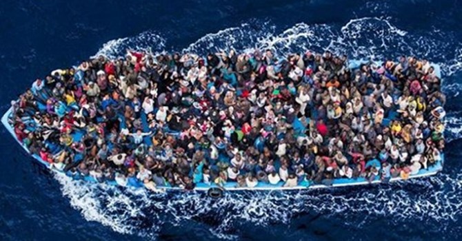 Hàng trăm người tị nạn chen chúc trên những con thuyền nhỏ bé vượt Địa Trung Hải vào châu Âu