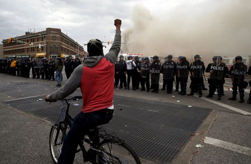 Theo tin tức mới cập nhật, đã có gần 200 người bị bắt khi bạo loạn bùng phát tại Mỹ 