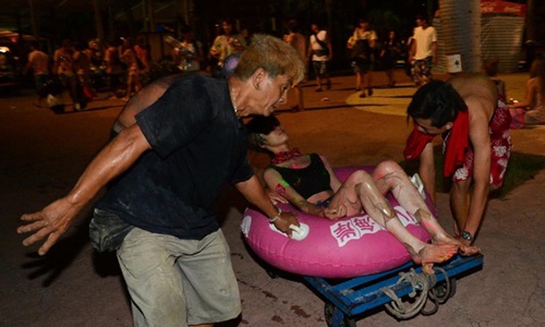 Một nạn nhân trong vụ nổ ở công viên nước Formosa Fun Coast được đưa khỏi hiện trường trên phao bơi