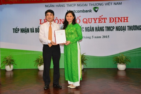 Ông Nghiêm Xuân Thành - Chủ tịch HĐQT trao quyết định cho bà Đinh Thị Thái