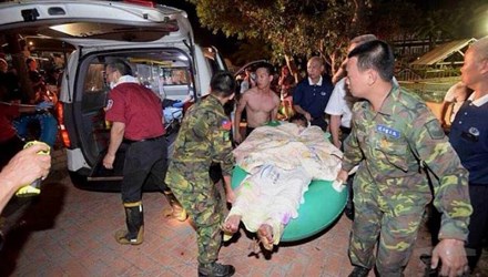 Lực lượng cứu hộ đưa người bị thương đến bệnh viện