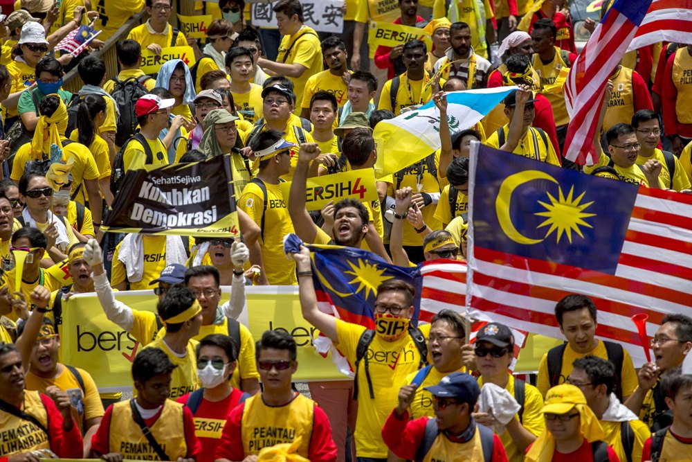 Hàng ngàn người dân Malaysia mặc áo thun vàng xuống đường đòi Thủ tướng Najib Razak từ chức