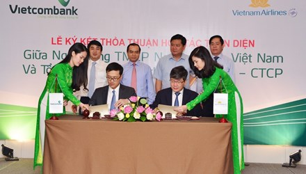 Đại diện VietnamAirlines và Vietcombank ký hợp tác toàn diện