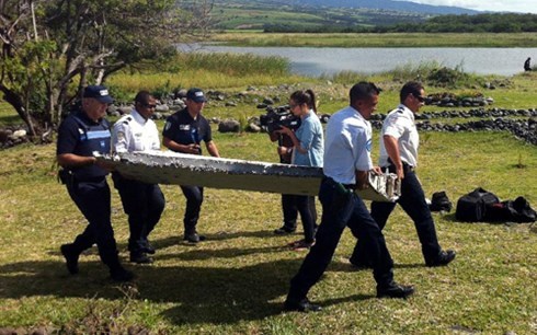 Lực lượng an ninh khênh mảnh vỡ máy bay được cho là của MH17 trôi dạt gần đảo Reunion