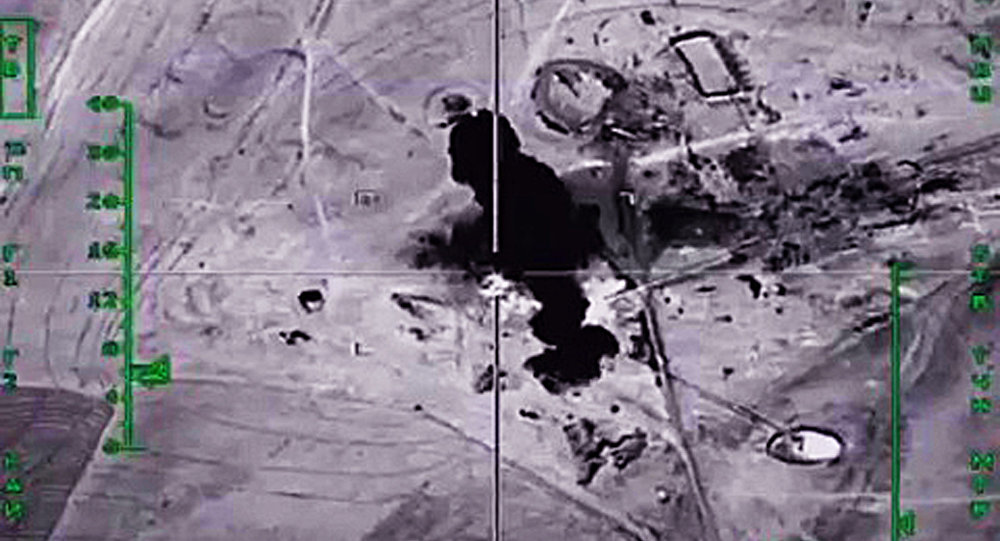 Hiện trường một cơ sở khai thác dầu mỏ của IS bị không kích 