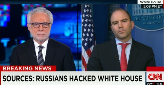 Phó Cố vấn An ninh Nhà Trắng Ben Rhodes (phải) trả lời trên CNN hôm 7-4