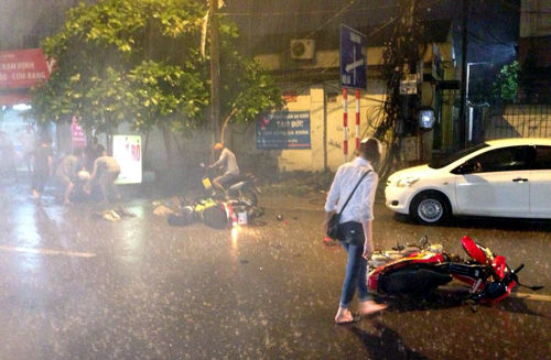 Tin tức mới cập nhật hôm nay cho biết mưa giông lớn quật ngã nhiều người đi đường ở Hà Nội
