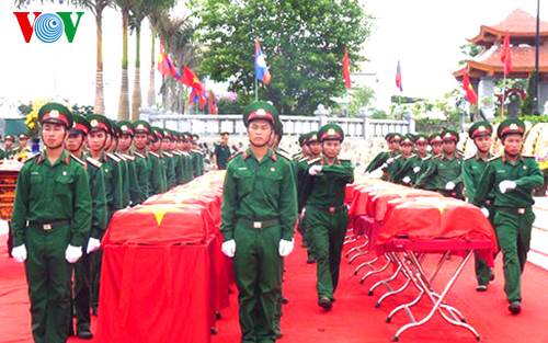 Hình ảnh trong lễ an táng 29 hài cốt liệt sĩ tại nghĩa trang Đô Lương, Nghệ An