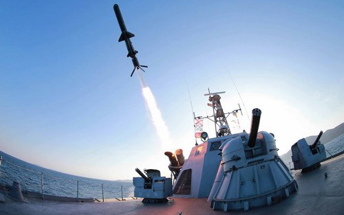 Một tên lửa chống hạm mới được bắn thử từ một tàu hải quân của CHDCND Triều Tiên
