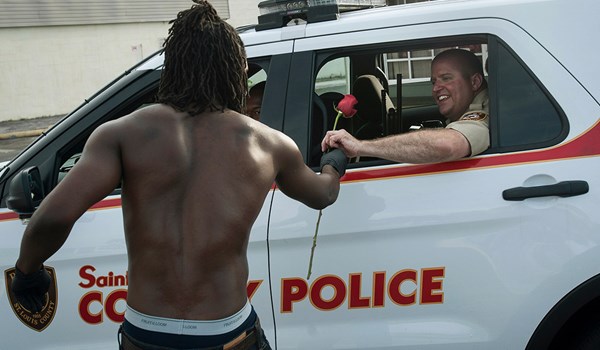 Tin tức mới cập nhật hôm nay: Người biểu tình da đen tặng hoa cho một cảnh sát da trắng ở Ferguson