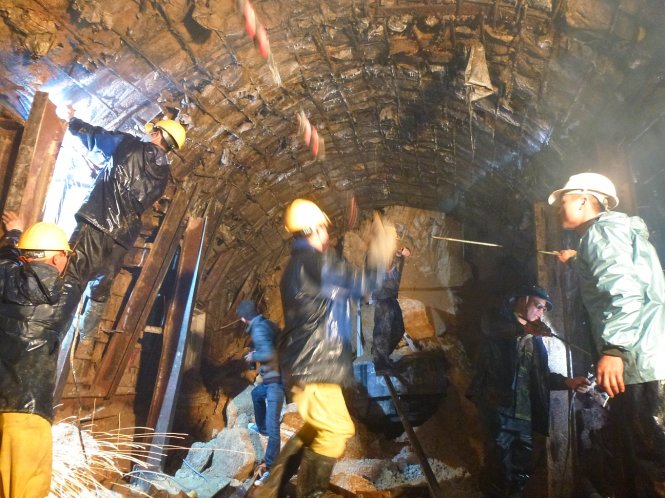Tin tức mới cập nhật hôm nay: Thâu đêm cứu 12 người mắc kẹt trong hầm thủy điện Đạ Dâng