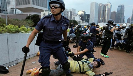 Tin tức mới cập nhật hôm nay: Người biểu tình Hồng Kông bị cảnh sát giải tán khi bao vây trụ sở chính quyền