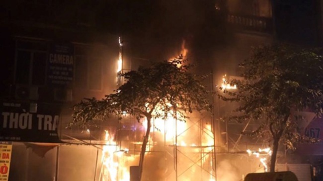 Tin tức mới cập nhật: Thẩm mỹ viện 6 tầng giữa Hà Nội cháy ngùn ngụt trong đêm